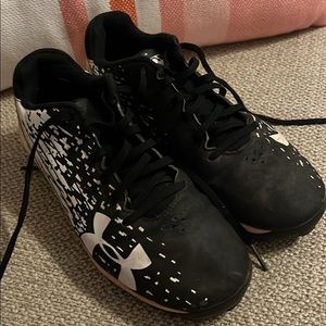 Boys under armour baseball cleats size 5